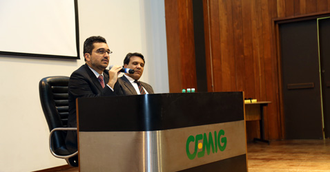 Cláudio Terrão no auditório da Cemig ao lado de Luciano Ferraz ( Foto: Thiago Rios)