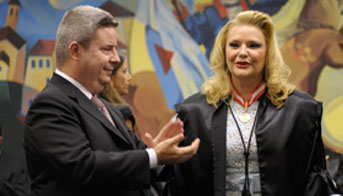 Governador Antônio Anastasia e Conselheira Adriene Barbosa de Faria Andrade (Presidente)