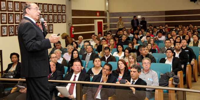 Em sua palestra, o Vice-Presidente do TCEMG, Conselheiro Sebastião Helvecio, destacou a importância do desenvolvimento local