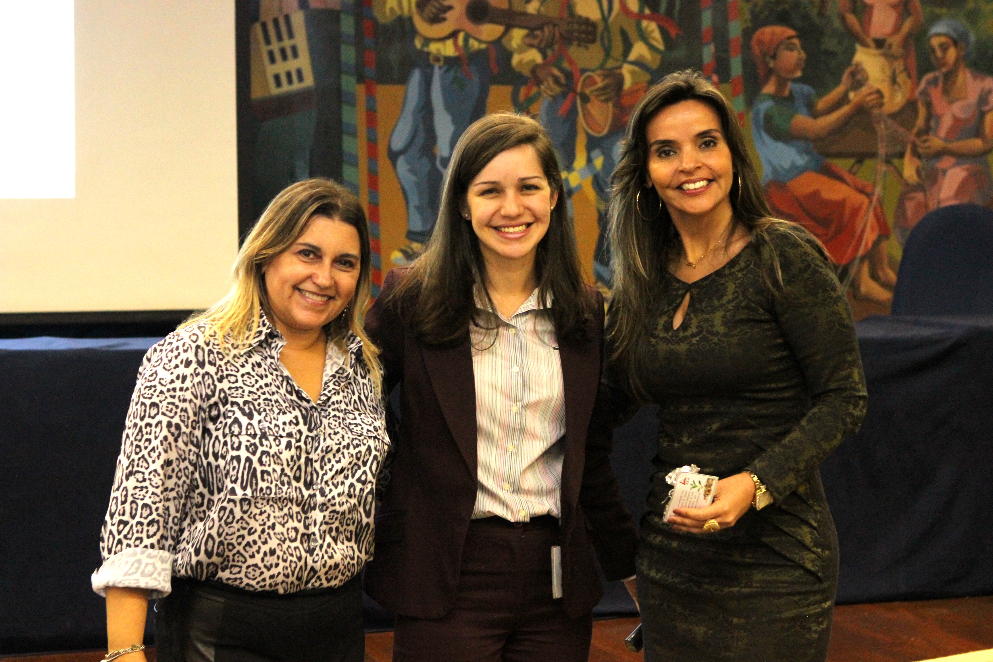 As servidoras Juliana Maria de Menezes Chaves, Gabinete da Conselheira Presidente Adriene Andrade (à esq.); Flávia de Araújo Silva, Coordenadora de Serviços Gerais (centro) e Denise Mariano de Paula, Coordenadora de Patrimônio. Foto: Karina Camargos Coutinho