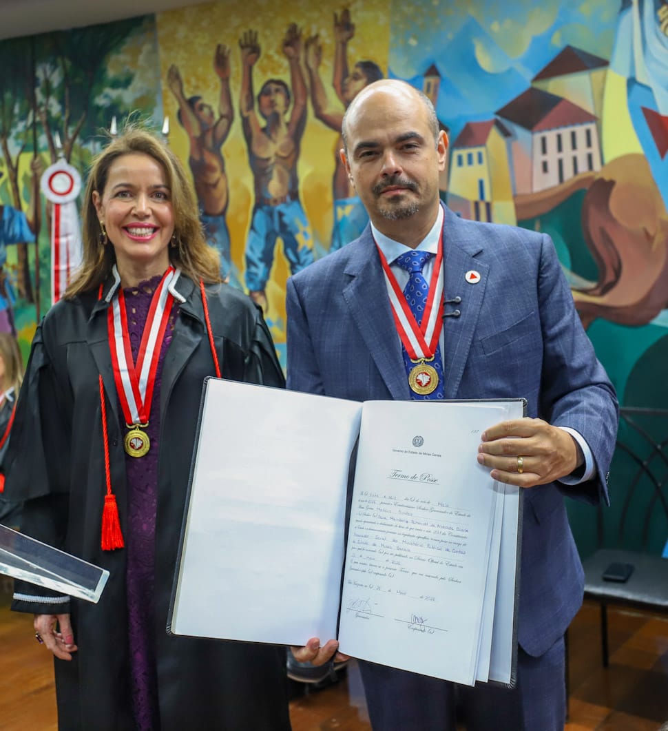A procuradora-geral Sara Meinberg e o governador Mateus Simões - Foto: Thiago Rios Gomes/TCEMG