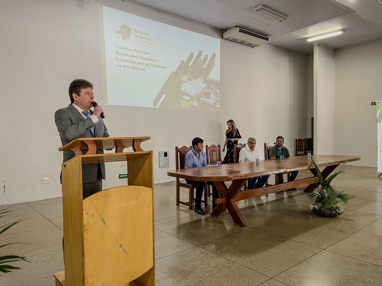 Diretor Luiz Cláudio Mendes representou o presidente, conselheiro Gilberto Diniz, no evento