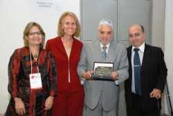 Presidente do TCE Wanderley Ávila recebeu placa e homenagem da Procuradora fiscal do Município, Rosemary Mafra; da Prefeita de Governador Valadares, Elisa Maria Costa; e do Secretário Municipal de Administração, Ranger Belisário Viana.(foto:Silvana Soares/SECOM/PMGV)