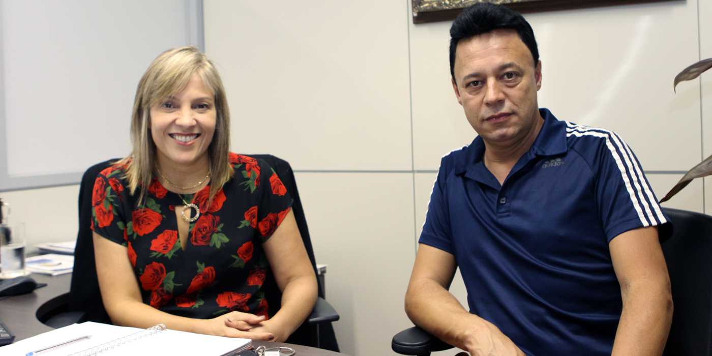 O secretário foi recebido pela coordenadora do Programa na Ponta do Lápis (Foto: Thiago Rios) 