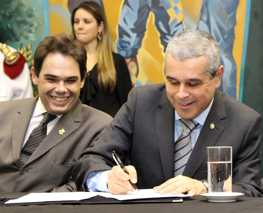 Presidente do TJMG assinando termo de cooperação técnica (Foto: Thiago Rios Gomes)