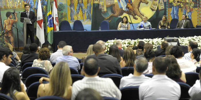 O paraninfo Henrique de Paula kleinsorge discursa aos presentes na solenidade