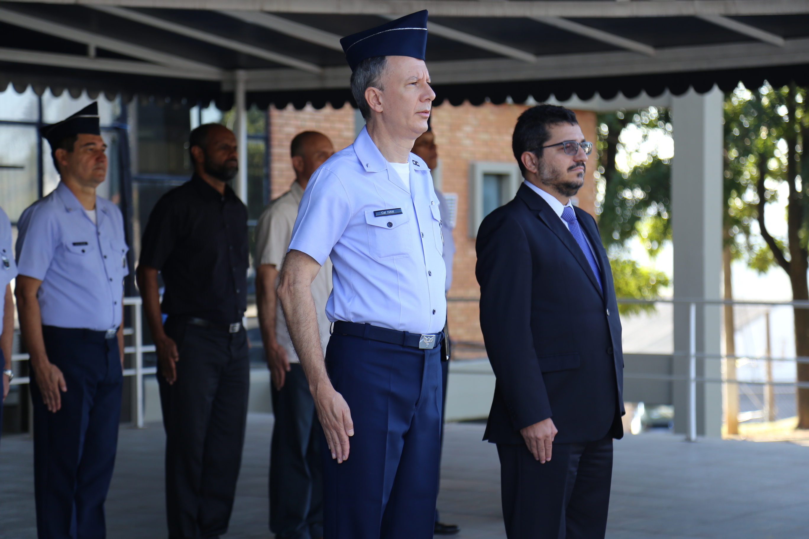 Terrão assiste ao desfile junto do coronel intendente Ivan Paulo de Sá 