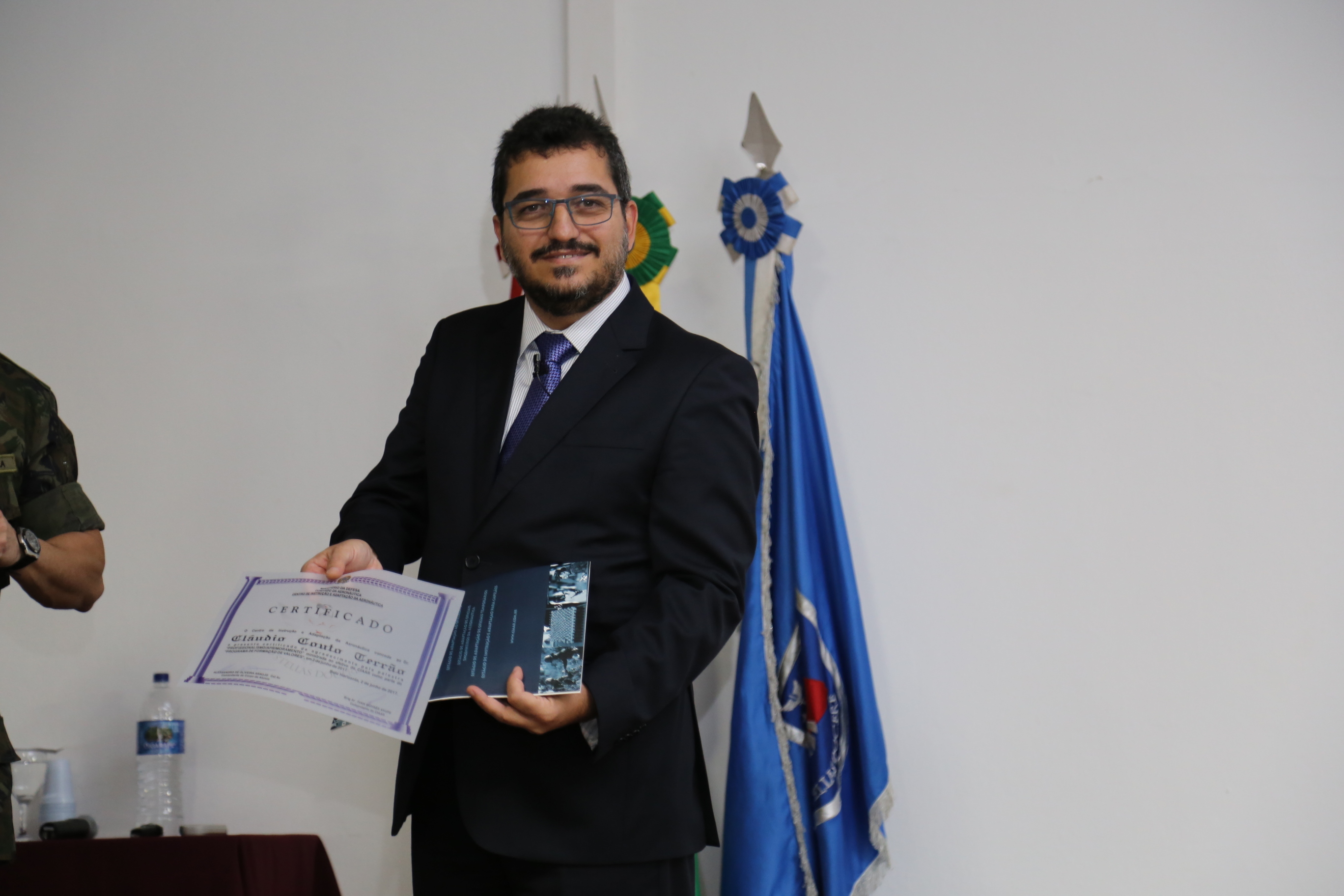 Conselheiro Cláudio Terrão recebe agradecimento de alunos da CIAAR