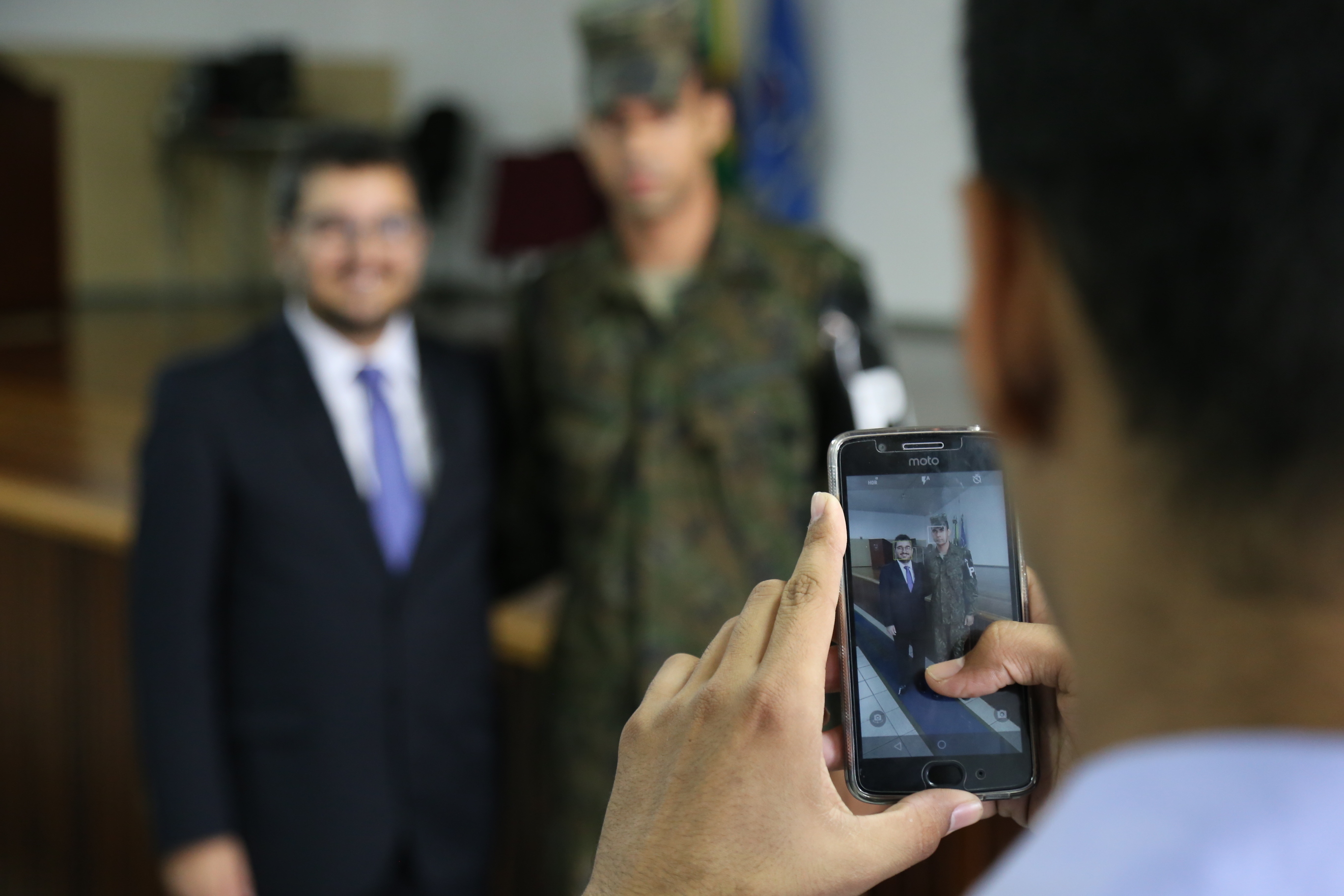 O presidente recebe os cumprimentos de oficiais