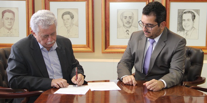 O secretário de Estado de Fazenda, José Afonso Bicalho Beltrão assinou o termo juntamente com o presidente do TCEMG Cláudio Couto Terrão (Foto: Fred La Rocca)