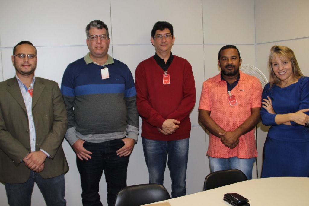 (Da direita para esquerda) A assessora Naila Mourthé recebe o prefeito Silvério Rodrigues Félix com equipe de Elói Mendes.