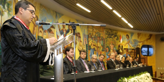 O conselheiro Cláudio Terrão, em seu discurso de posse, e a mesa de honra