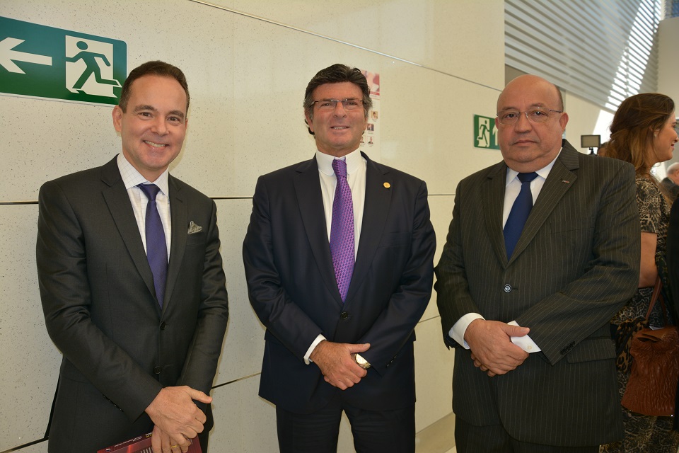 O ministro Luiz Fux entre o editor e presidente da Fórum, Luis Cláudio Ferreira e o chefe de gabinete do TCE, Cristiano Alkmim 