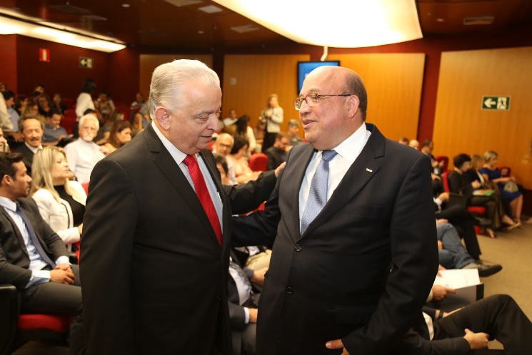 O presidente da FIEMG, Olavo Machado, recebe o chefe de gabinete Cristiano Alkmim.