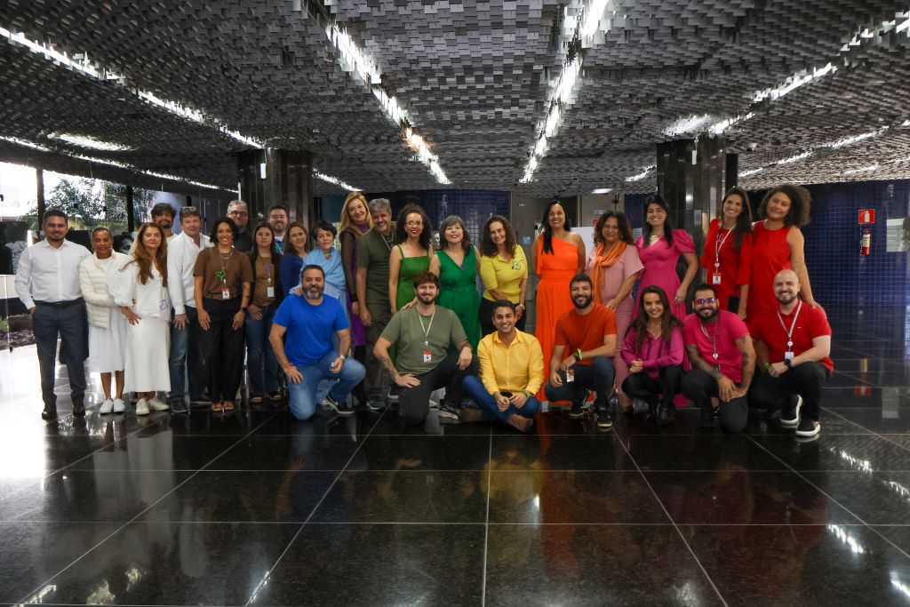 Parte da equipe da Diretoria de Comunicação Social na Semana do Orgulho LGBTQIAPN+ (Foto: Thiago Rios Gomes/TCEMG)