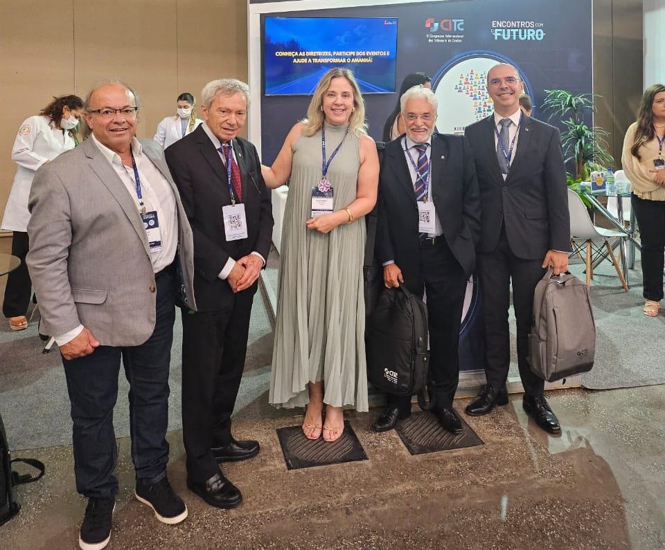 Do TCEMG, o assistente administrativo Ronaldo Machado, os conselheiros José Alves Viana e Wanderley Ávila e o conselheiro-substituto Telmo Passareli prestigiaram o estande de Gestão de Pessoas