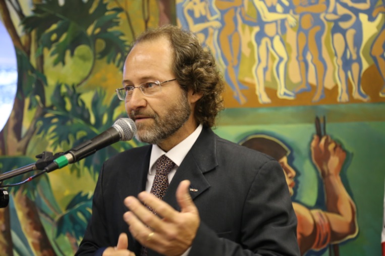 Com graça, Evandro pediu aos alunos que multipliquem conhecimento