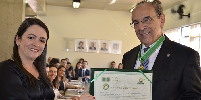 A Defensora Pública-Geral do Estado de Minas Gerais, Christiane Neves Procópio Malard, condecorou o Presidente Sebastião Helvecio na 1ª reunião com os defensores regionais do Estado, na sede da Defensoria. ( Foto: Ascom - DPMG)