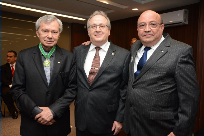 O conselheiro corregedor, José Alves Viana  e o chefe de gabinete da Presidência do TCE, Cristiano Alkmim, posam ao lado do subdefensor público-geral, Wagner Geraldo Ramalho Lima (ao centro). Foto: Marco Evangelista/ Defensoria Pública de Minas Gerais