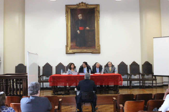 O então candidato Gilberto Diniz é questionado pela banca examinadora, no auditório Mendes Pimentel da Faculdade de Direito da UFMG