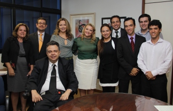 Presidente Adriene Andrade (ao centro), com Bernadete Carvalho, Gustavo Vidigal, Manoel Messias, Júnia Bretas, Cristiana Veloso, Breno de Assis, Carlos Thomas, Alcimar Bonomi e Matheus Amaral Foto: Karina Camargos Coutinho