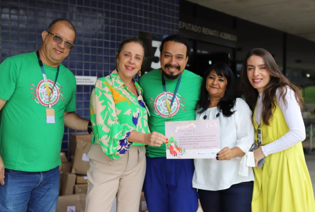 (Equipe da DGP recebe certificado de participação da Campanha Papai Noel dos Correios)