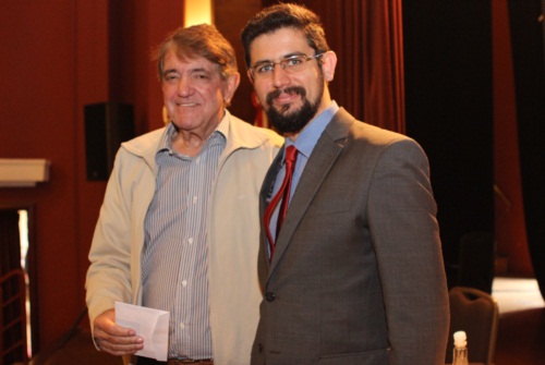 O prefeito reeleito de Araxá, Aracely de Paula, recebe das mãos do coordenador da Escola de Contas e Capacitação Professor Pedro Aleixo, Gustavo Terra Elias, o pencard com as informações do IEGM