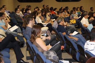 Parte do público presente no auditório