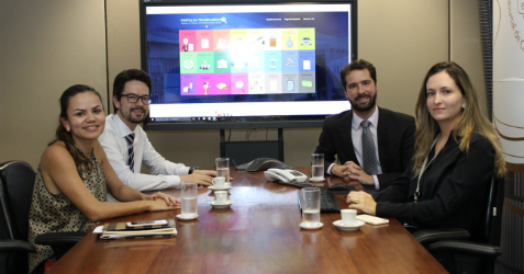 Cláudia Fusco, controladora-adjunta e Virgílio Queiroz, diretor de Transparência da Controladoria -geral da PBH, Pedro Henrique Magalhães e Bárbara Couto Cançado do TCEMG  ( Foto: Alda Clara)