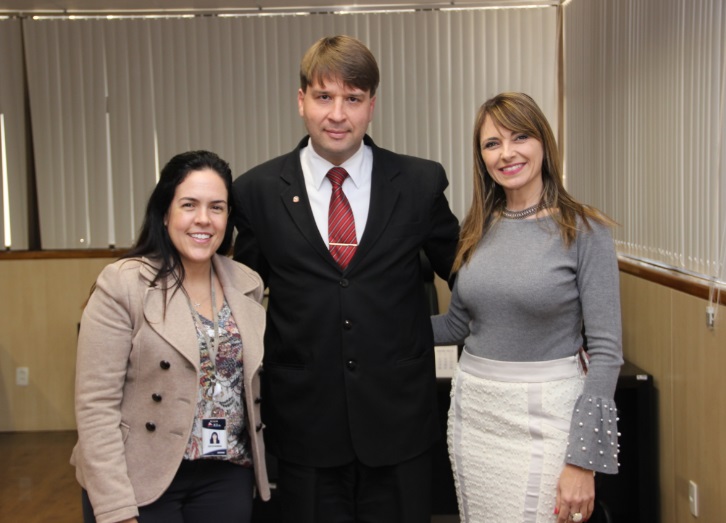 O novo subprocurador-geral do MPC, Marcílio Barenco, entre a procuradora-geral, Elke Andrade, e a diretora do MPC, Giovanna Bonfante