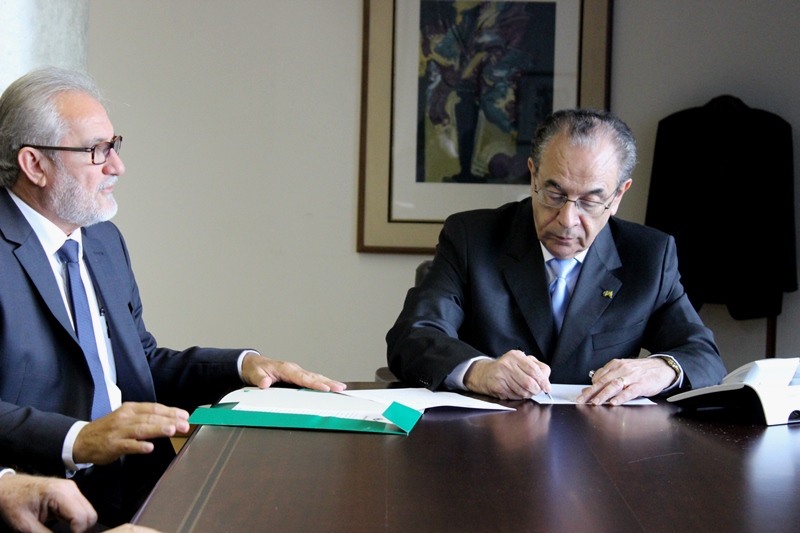 O Presidente Sebastião Helvecio assina o recebimento do documento ao lado do Conselheiro Sérgio Leão, Vice-Presidente do TCM-PA (Foto: Thiago Rios Gomes)