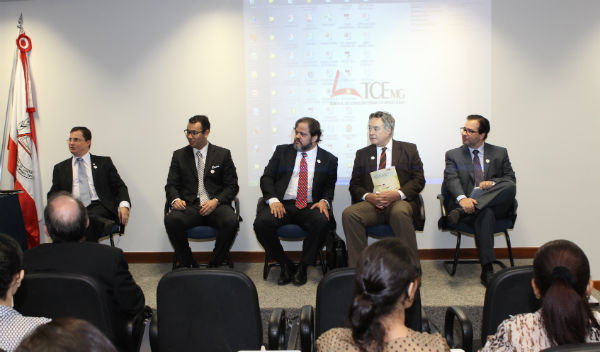Na abertura, a mesa de trabalhos do seminário contou ainda com o Presidente do Imetprev, Alexandre Freitas Costa; o advogado tributarista Juselder Cordeiro da Mata; o Conselheiro Titular da Ordem dos Advogados do Brasil Valter de Souza Lobato; e o Coordenador do Curso de Direito da PUC Minas Unidade Barreiro, Flávio Couto Bernardes.