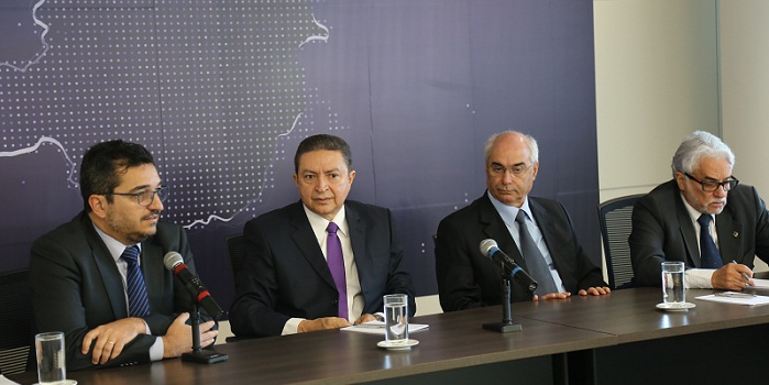 Da esq. para a dir.: o presidente do TCE Cláudio Terrão; o vice-presidente da Atricon, Valter Albano; o vice-presidente do TCE, Mauri Torres; e o conselheiro decano, Wnaderley Ávila (Foto: Thiago Rios)